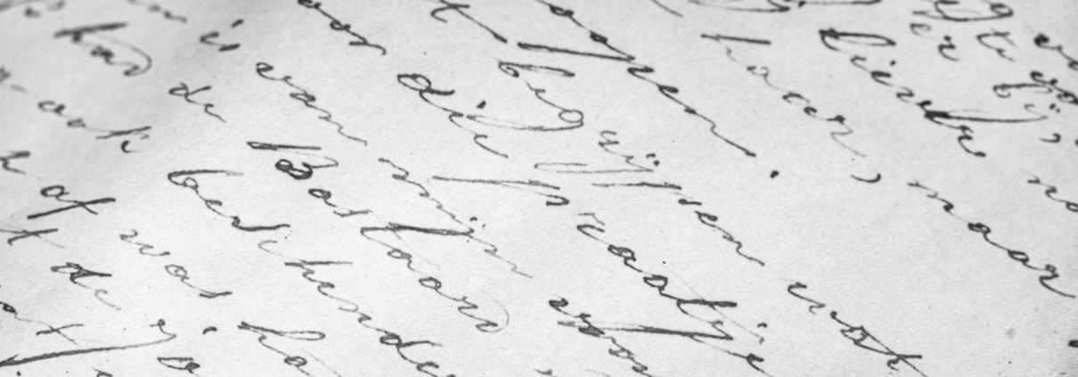 Detalle en blanco y negro de un texto manuscrito en letra cursiva sobre papel envejecido